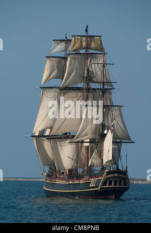 24 agosto 2010 - Chicago, Illinois, Stati Uniti - FILE - Il sistema HMS Bounty, 180 piedi di altezza nave affondata al largo della costa della Carolina del Nord a circa 90 miglia a sud-est di Hatteras. 14 membri di equipaggio sono stati liberati e 2 sono mancanti. Gli Stati Uniti Guardia costiera hanno recuperato il 14 che erano in due zattere di salvataggio. Il dispositivo HMS Bounty era costruito come una replica di originale British nave da trasporto per il 1962 film, 'Mutiny sul Bounty' e 'Pirati dei Caraibi Deadman al torace." Nella foto: 24 agosto 2012 - Tall Ships Parade Chicago. (Credito Immagine: © Karen I. Hirsch/ZUMAPRESS.com) Foto Stock