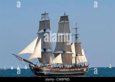 Ottobre 29, 2012 - Chicago, Illinois, Stati Uniti - FILE - Il sistema HMS Bounty, 180 piedi di altezza nave affondata al largo della costa della Carolina del Nord a circa 90 miglia a sud-est di Hatteras. 14 membri di equipaggio sono stati liberati e 2 sono mancanti. Gli Stati Uniti Guardia costiera hanno recuperato il 14 che erano in due zattere di salvataggio. Il dispositivo HMS Bounty era costruito come una replica di originale British nave da trasporto per il 1962 film, 'Mutiny sul Bounty' e 'Pirati dei Caraibi Deadman al torace." Nella foto: 24 agosto 2012 - Tall Ships Parade Chicago. (Credito Immagine: © Karen I. Hirsch/ZUMAPRESS.com) Foto Stock