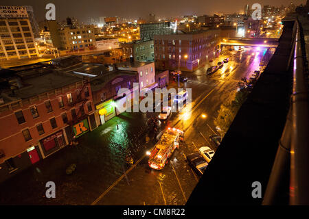 Il 29 ottobre 2012. Inondazioni dall uragano Sandy in New York City, Stati Uniti d'America. Forze di polizia e dei vigili del fuoco Risponde chiudendo le strade. Foto Stock