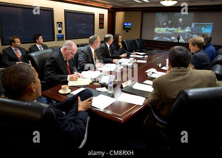 Il Presidente Usa Barack Obama riceve un aggiornamento sulla sabbia di uragano nella situazione stanza della casa bianca Ottobre 29 2012 a Washington, DC. La partecipazione tramite teleconferenza, in senso orario dalla posizione in alto a sinistra, sono: Segretario del Dipartimento per la Sicurezza Interna Janet Napolitano; Amministratore FEMA Craig Fugate; Rick Knabb, Direttore del National Hurricane Center; Segretario dei trasporti Ray LaHood; e segretario dell'energia Steven Chu. Nella foto, da sinistra, sono: Clark Stevens, assistente premere il Segretario; Emmett Beliveau, Direttore dell'ufficio del capo del personale; John Brennan, assistente del presidente per Homela Foto Stock