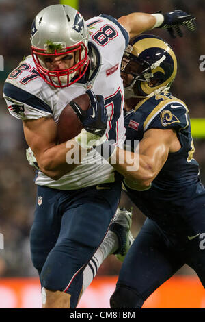 28.10.12 Londra, Regno Unito. I patrioti stretto fine Rob Gronkowski cariche attraverso un affrontare da montoni sicurezza Rodney McLeod durante la NFL Pepsi Max Internation Serie di game tra la St Louis Rams e il New England Patriots allo Stadio di Wembley domenica 28 ottobre. Foto Stock