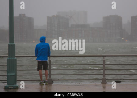 NEW YORK, NY - Ottobre 29, 2012: Uragano Sandy, dovrebbe essere un 'Frankenstorm" colpisce Manhattan come autorità e cittadini preparare in un paralizzato la città di New York, NY, il 29 ottobre 2012. Foto Stock