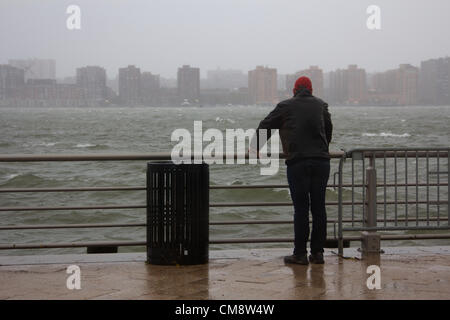 NEW YORK, NY - Ottobre 29, 2012: Uragano Sandy, dovrebbe essere un 'Frankenstorm" colpisce Manhattan come autorità e cittadini preparare in un paralizzato la città di New York, NY, il 29 ottobre 2012. Foto Stock