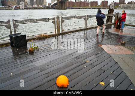 Ottobre 30, 2012, Brooklyn, NY, Stati Uniti. Una zucca vaganti siede su un molo sul lungomare di Brooklyn il mattino dopo l uragano Sandy ha colpito la città di New York, Credito: Joseph Reid / Alamy Live News Foto Stock