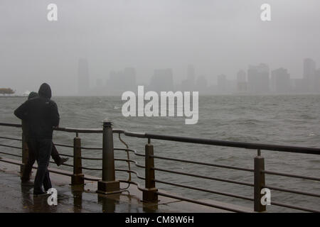 NEW YORK, NY - Ottobre 29, 2012: Uragano Sandy, dovrebbe essere un 'Frankenstorm" colpisce Manhattan come autorità e cittadini preparare in un paralizzato la città di New York, NY, il 29 ottobre 2012. Foto Stock