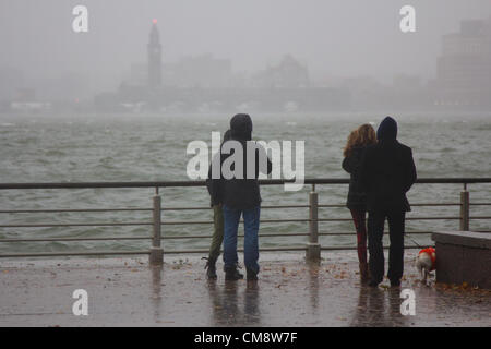 NEW YORK, NY - Ottobre 29, 2012: Uragano Sandy, dovrebbe essere un 'Frankenstorm" colpisce Manhattan come autorità e cittadini preparare in un paralizzato la città di New York, NY, il 29 ottobre 2012. Foto Stock