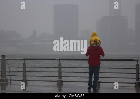 NEW YORK, NY - Ottobre 29, 2012: Uragano Sandy, dovrebbe essere un 'Frankenstorm" colpisce Manhattan come autorità e cittadini preparare in un paralizzato la città di New York, NY, il 29 ottobre 2012. Foto Stock