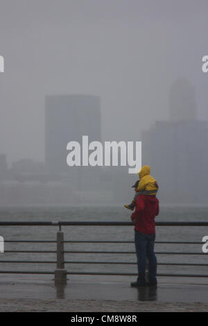 NEW YORK, NY - Ottobre 29, 2012: Uragano Sandy, dovrebbe essere un 'Frankenstorm" colpisce Manhattan come autorità e cittadini preparare in un paralizzato la città di New York, NY, il 29 ottobre 2012. Foto Stock