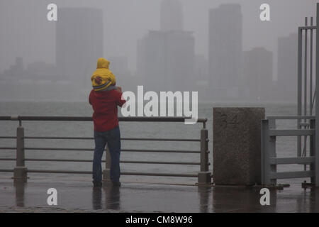 NEW YORK, NY - Ottobre 29, 2012: Uragano Sandy, dovrebbe essere un 'Frankenstorm" colpisce Manhattan come autorità e cittadini preparare in un paralizzato la città di New York, NY, il 29 ottobre 2012. Foto Stock