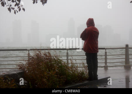 NEW YORK, NY - Ottobre 29, 2012: Uragano Sandy, dovrebbe essere un 'Frankenstorm" colpisce Manhattan come autorità e cittadini preparare in un paralizzato la città di New York, NY, il 29 ottobre 2012. Foto Stock