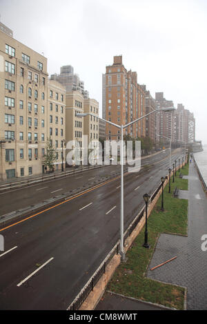 New York, Stati Uniti d'America. Ottobre 30, 2012 Ð la FDR Drive sulla Upper East Side di Manhattan vuoto e chiuso al traffico dopo il passaggio dell uragano di sabbia. Credito: wendy collegare / Alamy Live News Foto Stock