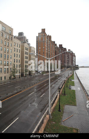 New York, Stati Uniti d'America. Ottobre 30, 2012 Ð la FDR Drive sulla Upper East Side di Manhattan vuoto e chiuso al traffico dopo il passaggio dell uragano di sabbia. Credito: wendy collegare / Alamy Live News Foto Stock