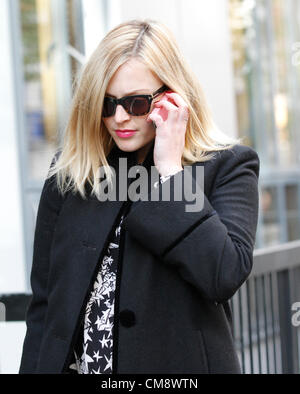 Fearne Cotton la televisione e la radio presenter visto lasciare la BBC radio one Studios di Londra. Credito: Simon James / Alamy Live News Foto Stock