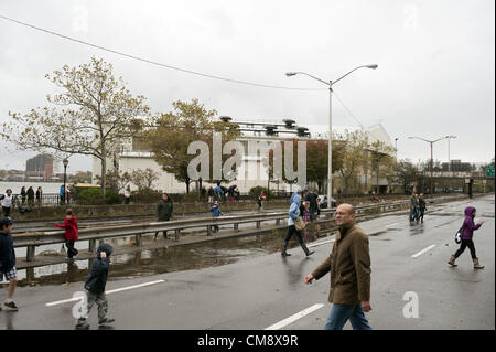 Ottobre 30, 2012 - New York New York, Stati Uniti - I Newyorkesi croce il solitamente occupato FDR Drive sulla Upper East Side di Manhattan. L'autostrada è rimasta chiusa al traffico come gli equipaggi rimosso alberi e altri detriti di tempesta. (Credito Immagine: © Mark Murrmann/ZUMAPRESS.com) Foto Stock