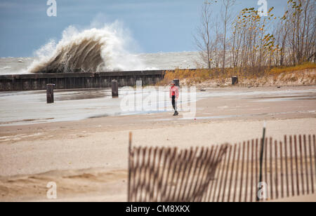 CHICAGO, Stati Uniti, Ott. 30, 2012. Onde infrangersi su un breakwall a North Avenue spiaggia sul lago Michigan litorale vicino al centro cittadino. Le onde, alcuni superiori a venti metri in altezza, erano il prodotto di 30-35 mph venti di nord-est che ha provocato dall uragano sabbioso di circa 700 miglia di distanza. Foto Stock