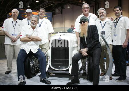 Alex Xydias, ospite, Pete Chapouris (seduto), Jimmy 'Shine' Falschlehner, Billy Gibbons, Richard Varner, Valutazione, Reed Varner di presenze per 2012 SEMA Show - MER, Las Vegas Convention Center Las Vegas NV, Ottobre 30, 2012. Foto di: James Atoa/Everett raccolta/Alamy live news. Stati Uniti d'America. Foto Stock