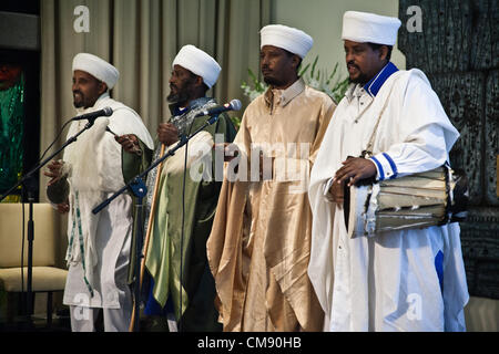 Gerusalemme, Israele. Il 31 ottobre 2012. Kessim, ebraica etiope i leader religiosi, cantare a una cerimonia di apertura della festa Sigd nella residenza del Presidente. Gerusalemme, Israele. 31-ott-2012. Il Presidente Peres apre la Sigd festeggiamenti, che ospita i bambini e dignitari dalla religione ebraica comunità etiope, Beta-Israel, presso la sua residenza. Il Sigd Beta-Israel simboleggia la nostalgia per Gerusalemme pur vivendo in isolamento per oltre mille anni. Credito: Nir Alon / Alamy Live News Foto Stock