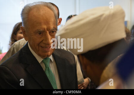 Gerusalemme, Israele. Il 31 ottobre 2012. Il presidente israeliano Shimon Peres saluta gli ospiti etiope e Kessim, leader religiosi, presso la sua residenza in una cerimonia di apertura del Sigd festeggiamenti in residenza del Presidente. Gerusalemme, Israele. 31-ott-2012. Il Presidente Peres apre la Sigd festeggiamenti, che ospita i bambini e dignitari dalla religione ebraica comunità etiope, Beta-Israel, presso la sua residenza. Il Sigd Beta-Israel simboleggia la nostalgia per Gerusalemme pur vivendo in isolamento per oltre mille anni. Credito: Nir Alon / Alamy Live News Foto Stock