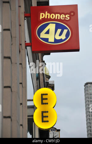 Oxford Street, Londra, Regno Unito. Il 31 ottobre 2012. Il logo EE lungo il lato telefoni 4u. EE (tutto dappertutto) lancia 4G super veloce a banda larga in tutta la Gran Bretagna. Inizialmente disponibile a Londra, Leeds, Liverpool, Manchester, Sheffield, Glasgow, Edimburgo, Cardiff, Bristol, Birmingham e Southampton. Foto Stock