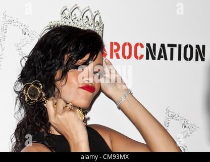 Rihanna presso gli arrivi di Rihanna del Costume di Halloween Ball 2012, Graystone Manor, West Hollywood, Los Angeles, CA il 31 ottobre 2012. Foto di: Emiley Schweich/Everett raccolta/Alamy live news. Stati Uniti d'America. Foto Stock