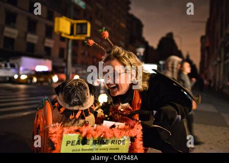 Dopo l uragano Sandy, nel buio pesto downtown, Newyorkesi esperienza di uno dei più buie notti di Halloween di sempre. New York, Stati Uniti - 31 Ottobre 2012 Foto Stock