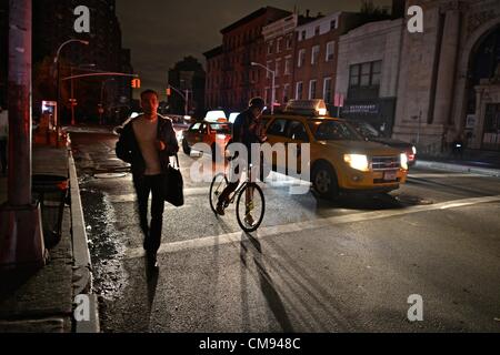 Dopo l uragano Sandy, nel buio pesto downtown, Newyorkesi esperienza di uno dei più buie notti di Halloween di sempre. New York, Stati Uniti - 31 Ottobre 2012 Foto Stock