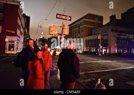 Dopo l uragano Sandy, nel buio pesto downtown, Newyorkesi esperienza di uno dei più buie notti di Halloween di sempre. New York, Stati Uniti - 31 Ottobre 2012 Foto Stock