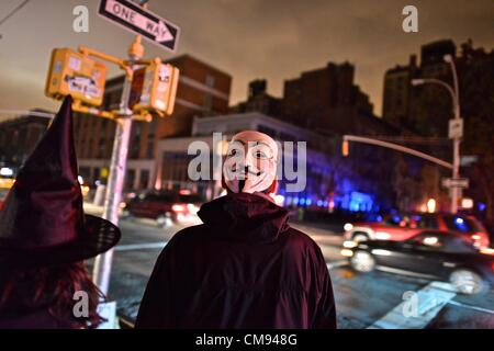 Dopo l uragano Sandy, nel buio pesto downtown, Newyorkesi esperienza di uno dei più buie notti di Halloween di sempre. New York, Stati Uniti - 31 Ottobre 2012 Foto Stock