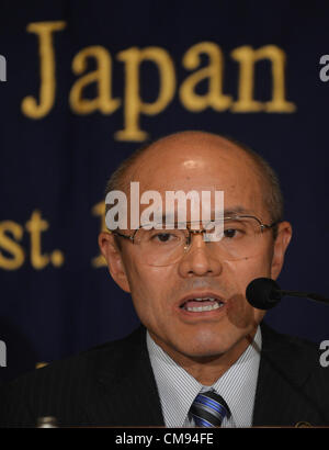 Il 1 novembre 2012, Tokyo, Giappone - Sindaco Katsunobu Sakurai della città Minami-Soma, Fukushima Prefettura, parla nel corso di una conferenza stampa a Tokyo's corrispondenti stranieri' Club del Giappone il giovedì, 1 novembre 2012. Il 56-anno-vecchio sindaco, uno di Time magazine gli eroi dello scorso anno, ha fornito un aggiornamento su la lenta ripresa della sua città, situato circa 240km a nord est di Tokyo, da una triplice catastrofe del terremoto e dello tsunami e crisi nucleare nel marzo 2011. (Foto di Natsuki Sakai/AFLO) AYF -mis- Foto Stock