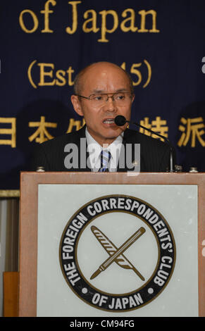 Il 1 novembre 2012, Tokyo, Giappone - Sindaco Katsunobu Sakurai della città Minami-Soma, Fukushima Prefettura, parla nel corso di una conferenza stampa a Tokyo's corrispondenti stranieri' Club del Giappone il giovedì, 1 novembre 2012. Il 56-anno-vecchio sindaco, uno di Time magazine gli eroi dello scorso anno, ha fornito un aggiornamento su la lenta ripresa della sua città, situato circa 240km a nord est di Tokyo, da una triplice catastrofe del terremoto e dello tsunami e crisi nucleare nel marzo 2011. (Foto di Natsuki Sakai/AFLO) AYF -mis- Foto Stock