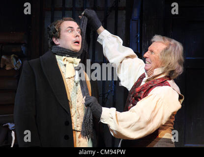 Nella foto - Tommy Steele come Ebenezer Scrooge e Craig Whiteley come Harry - Tommy Steele stelle nel ruolo del titolo di 'Scrooge' nella sempre popolare produzione di festa al London Palladium, London - 31 ottobre 2012 Foto di Keith Mayhew/Alamy live news. Regno Unito. Foto Stock