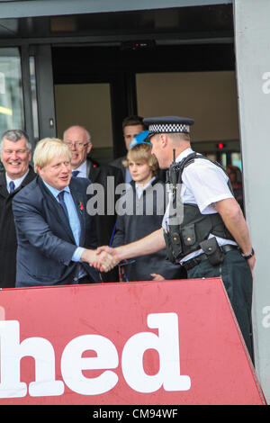 Bristol, Regno Unito. Il 31 ottobre 2012. Il sindaco di Londra Boris Johnson (sinistra), visite Bristol a offrire il suo sostegno ad entrambi i candidati conservatori in Bristol mayoral elezione Geoff Gollop, e Ken Maddock, il candidato conservatore per la Polizia Foto Stock