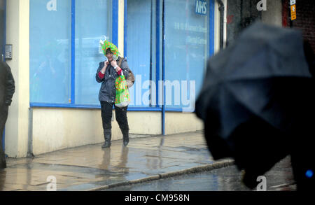 Brighton SUSSEX REGNO UNITO 1 Novembre 2012 - gli acquirenti ottenere catturati in una pioggia pesante nel centro città di Brighton oggi. Credito: Simon Dack / Alamy Live News Foto Stock