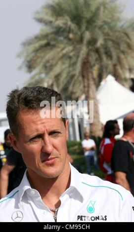 Abu Dhabi, negli Emirati Arabi Uniti. 1 novembre 2012. Il tedesco pilota di Formula Uno Michael Schumacher della Mercedes AMG arriva al paddock di Yas Marina Circuit di Abu Dhabi, Emirati Arabi Uniti, 01 novembre 2012. Il Gran Premio di Formula Uno di Abu Dhabi avrà luogo il 04 novembre 2012. Foto Stock