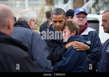 Il Presidente Usa Barack Obama abbracci Donna Vanzant, proprietario di North Point Marina, come egli tours danni dall uragano Sandy Ottobre 31, 2012 in brigantino, NJ. Foto Stock