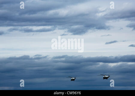 Quello marino, portando il Presidente Barack Obama e il New Jersey Gov. Chris Christie, e un secondo elicottero, Nighthawk due, volare oltre i danni causati dall'uragano Sandy 31 ottobre 2012 nei pressi di Atlantic City, NJ. Foto Stock