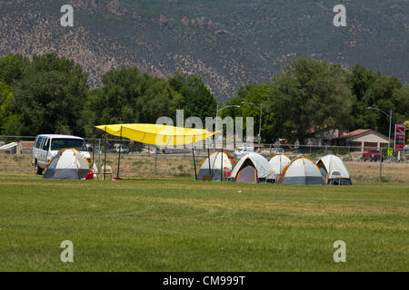 Moroni, Fontana verde, Sanpete County, USA Utah 26 Giugno 2012. I vigili del fuoco da tutto lo stato dormire in tenda mentre lotta distruttiva wildfire. Degli incendi boschivi distrugge decine di case, oltre 50.000 acri e almeno una morte per la masterizzazione. I vigili del fuoco hanno risposto da tutta Utah e diversi stati occidentali per aiutare il salvataggio e spegnere la fiamma. Molte città evacuata a causa di pericoli in avvicinamento. Briefing prima di combattere il fuoco. Distrutto il paesaggio di montagna e nelle case. Il fuoco più grande finora questo anno in Utah. Milioni di dollari di costi. Foto Stock