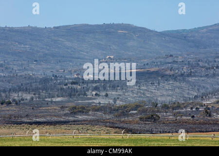 Indianola, Fontana verde, Sanpete County, USA Utah 26 Giugno 2012. Case distrutte sulla montagna sopra green farm. Degli incendi boschivi distrugge decine di case, oltre 50.000 acri e almeno una morte per la masterizzazione. I vigili del fuoco hanno risposto da tutta Utah e diversi stati occidentali per aiutare il salvataggio e extinquish blaze. Molte città evacuata a causa di pericoli in avvicinamento. Briefing prima di combattere il fuoco. Distrutto il paesaggio di montagna e nelle case. Il fuoco più grande finora questo anno in Utah. Milioni di dollari di costi. Foto Stock