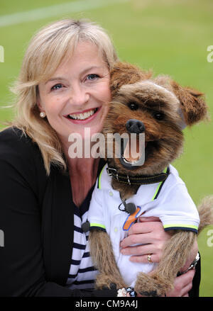 CAROL KIRKWOODN HACKER BBC METEO PRESENTER CBBC BBC METEO PRESENTER & CBBC P All England Tennis Club Wimbledon Londra Foto Stock