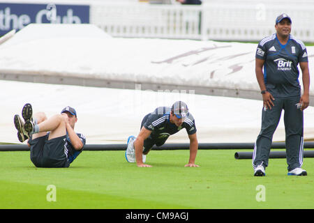 28/06/2012 Londra Inghilterra. L'Inghilterra del Jonathan Trott, Inghilterra del capitano Alastair Cook, e Inghilterra del Samit Patel, durante la giornata di formazione tecnica per la prima giornata internazionale della partita di cricket tra Inghilterra e Australia e ha suonato presso il Lord's Cricket Ground Foto Stock