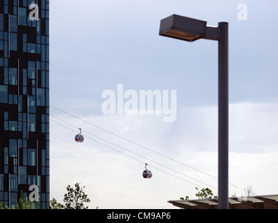 Vetture di avviare il funzionamento in apertura di Emirates linea aria sistema di cabinovia urbana, che attraversa il fiume Tamigi a Londra tra la penisola di Greenwich e il Royal Docks, giovedì 28 giugno 2012. Foto Stock