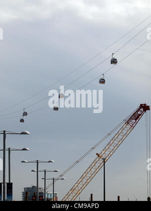 Vetture di avviare il funzionamento in apertura di Emirates linea aria sistema di cabinovia urbana, che attraversa il fiume Tamigi a Londra tra la penisola di Greenwich e il Royal Docks, giovedì 28 giugno 2012. Foto Stock