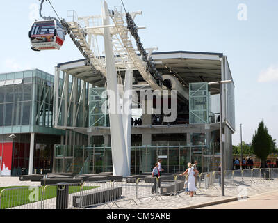 A curiosi l'apertura degli Emirati linea aria sistema di cabinovia urbana, che attraversa il fiume Tamigi a Londra tra la penisola di Greenwich e il Royal Docks, giovedì 28 giugno 2012. Foto Stock