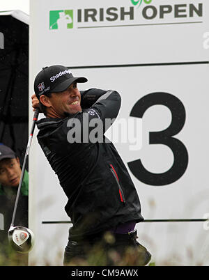 28.06.2012 Irlanda's Padraig Harrington tees off durante il primo round della Irish Open at Royal Portrush Golf Club nella contea di Antrim, Irlanda del Nord. Foto Stock