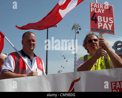 Unire i membri protestare per le Olimpiadi pagare per Londra i conducenti di autobus all'apertura degli Emirati linea aria sistema di cabinovia urbana, in Greenwich, Londra giovedì 28 giugno 2012. Londra, Regno Unito. Foto Stock
