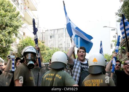 Il 28 giugno 2012. Salonicco, Grecia. La polizia si scontrarono con gli studenti cipriota che protestavano davanti il consolato turco a Salonicco, Grecia la seconda città del paese. Devlet Bahceli la destra politico turco, testa in Turchia il movimento nazionalista Partito era in visita. Membri della Grecia del Golden Dawn erano anche presenti. Foto Stock