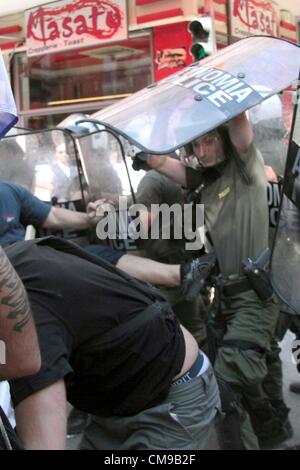 Il 28 giugno 2012. Salonicco, Grecia. La polizia si scontrarono con gli studenti cipriota che protestavano davanti il consolato turco a Salonicco, Grecia la seconda città del paese. Devlet Bahceli la destra politico turco, testa in Turchia il movimento nazionalista Partito era in visita. Membri della Grecia del Golden Dawn erano anche presenti. Foto Stock