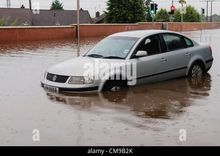 Il 27 giugno 2012. Belfast, Irlanda del Nord. Un auto abbandonate su una strada allagata come flash inondazioni hit Belfast dopo 2 ore di pioggia torrenziale Foto Stock