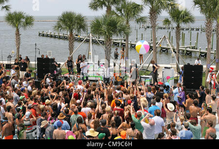 Giugno 28, 2012 - Biloxi, Mississippi, Stati Uniti d'America - i Flaming Lips eseguire per la folla a bordo piscina un'Hard Rock Casino in Biloxi ,Mississippi il giovedì 28 giugno, 2012. I Flaming Lips sono funzioni come una parte del loro tentativo di rompere il Guinness World Record per la maggior parte i concerti eseguiti in diverse città in un periodo di ventiquattro ore. Lo spettacolo di Biloxi è il numero sei in otto città sono in esecuzione a rompere il record. (Credito Immagine: © Dan Anderson/ZUMAPRESS.com) Foto Stock