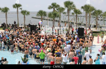 Giugno 28, 2012 - Biloxi, Mississippi, Stati Uniti d'America - i Flaming Lips eseguire per la folla a bordo piscina un'Hard Rock Casino in Biloxi ,Mississippi il giovedì 28 giugno, 2012. I Flaming Lips sono funzioni come una parte del loro tentativo di rompere il Guinness World Record per la maggior parte i concerti eseguiti in diverse città in un periodo di ventiquattro ore. Lo spettacolo di Biloxi è il numero sei in otto città sono in esecuzione a rompere il record. (Credito Immagine: © Dan Anderson/ZUMAPRESS.com) Foto Stock